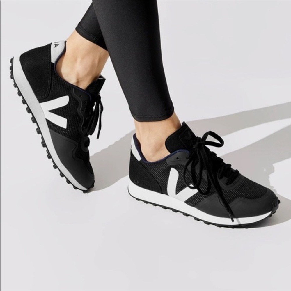 VEJA black sneakers. Size 38 (size 7 in US).